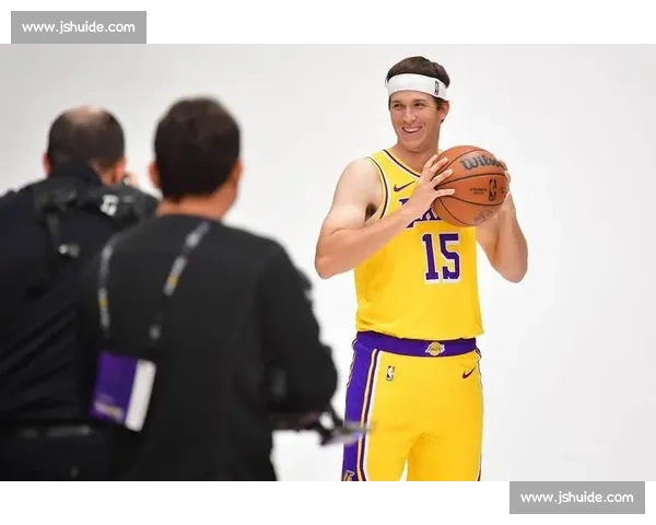 艾顿:东契奇场边观察藏玄机,归队即解湖人燃眉急 艾顿:东契奇场边观察藏玄机,归队即解湖人燃眉急